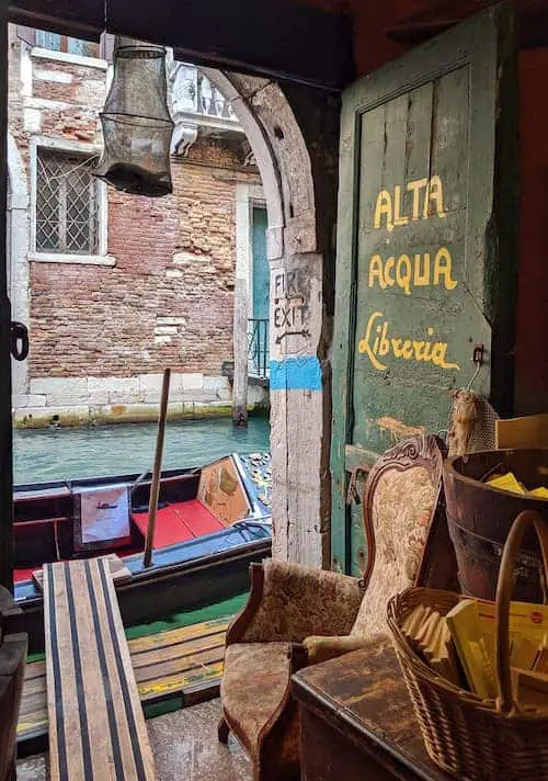 libreria acqua alta venice bookstore